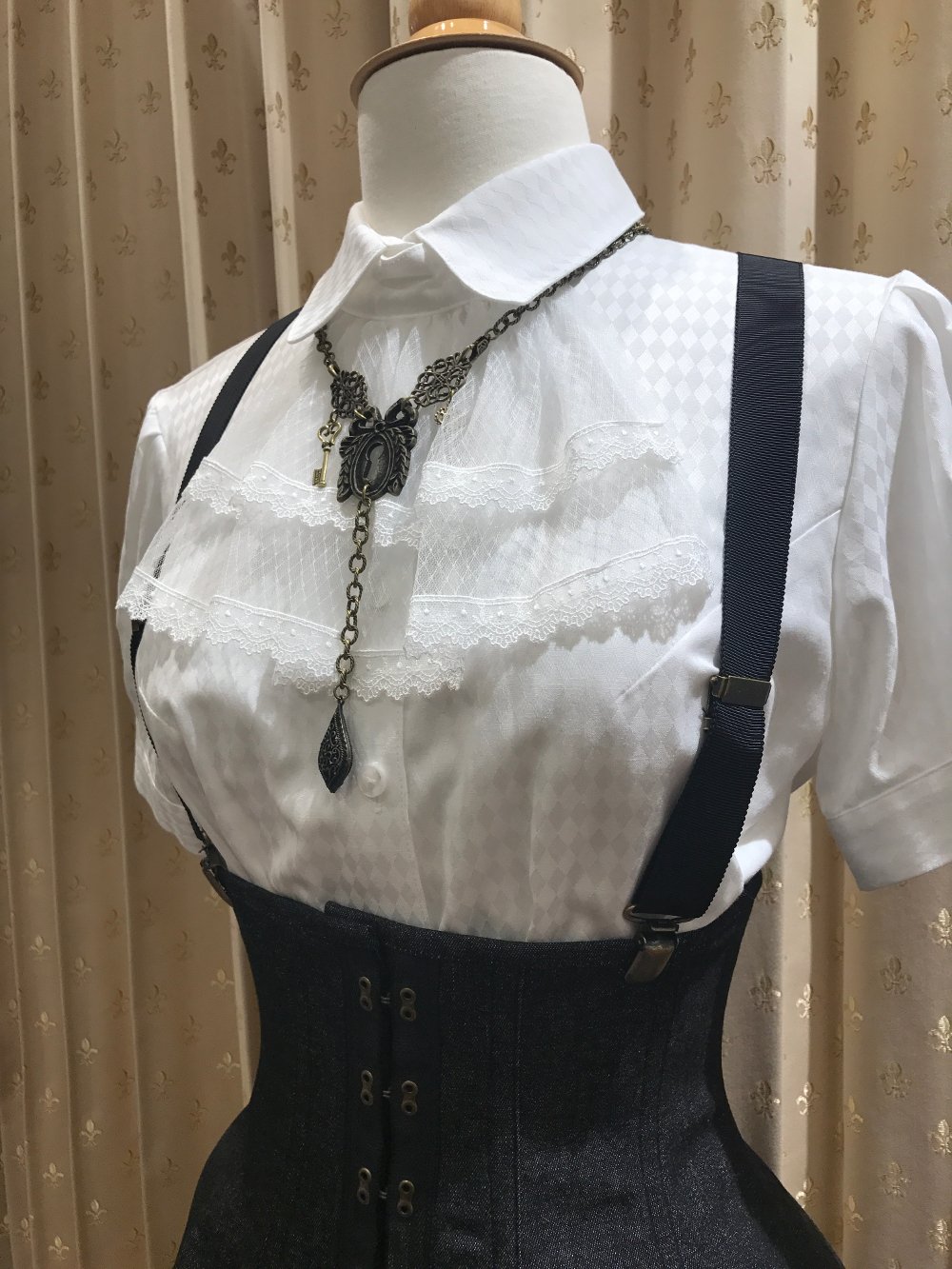 ホワイトブラウン EXCENTRIQUE、コルセット、スカート、ブラック