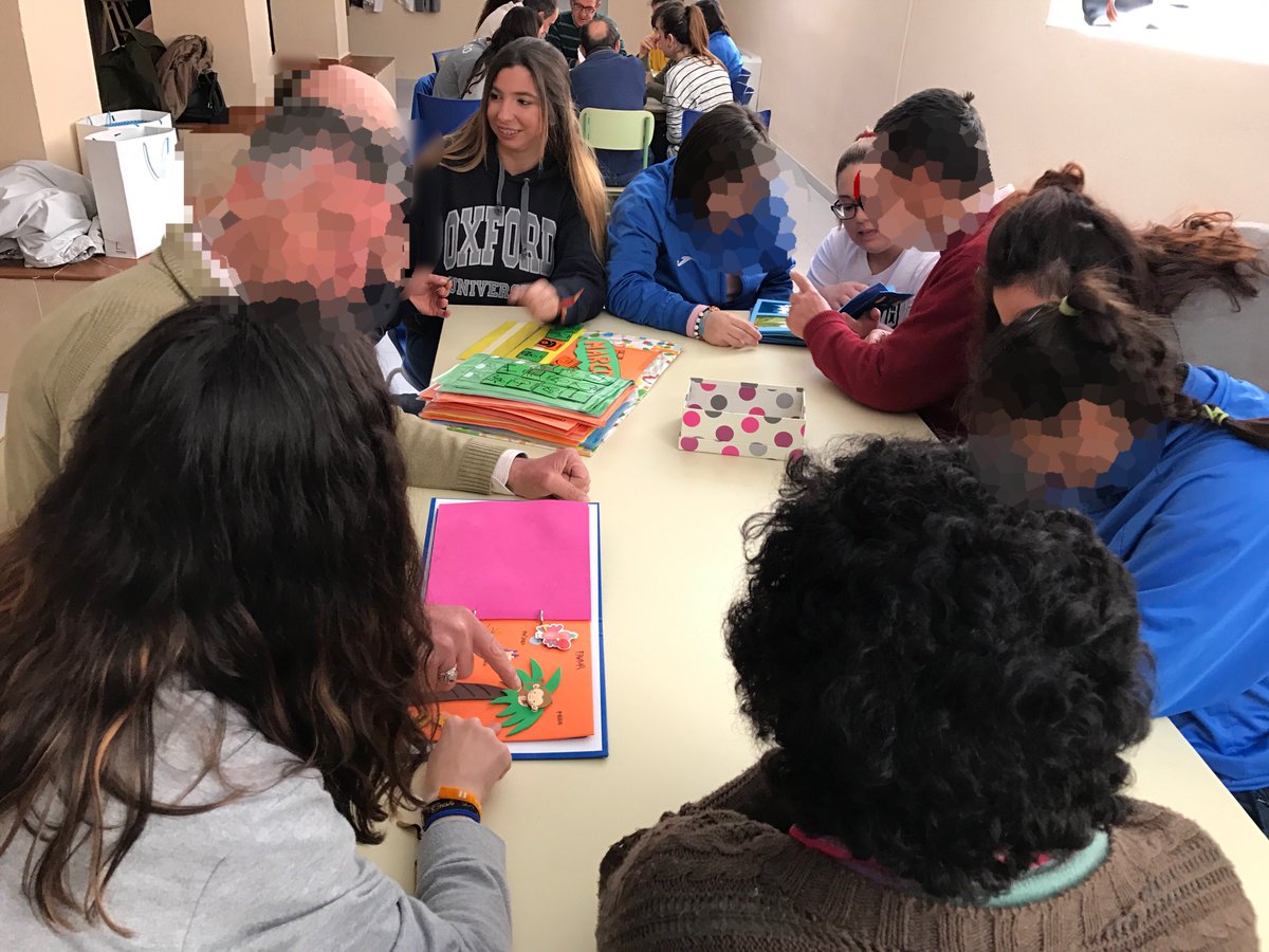 CentroZalima's tweet photo. Alumnas de #IntegracionSocial de @centroZalima visitan la residencia de la #CruzBlanca en #CordobaESP https://t.co/B11M3blTta
