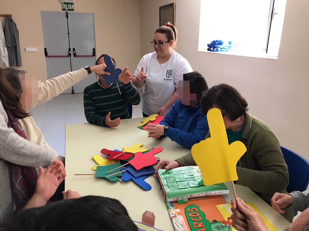 CentroZalima's tweet photo. Alumnas de #IntegracionSocial de @centroZalima visitan la residencia de la #CruzBlanca en #CordobaESP https://t.co/B11M3blTta
