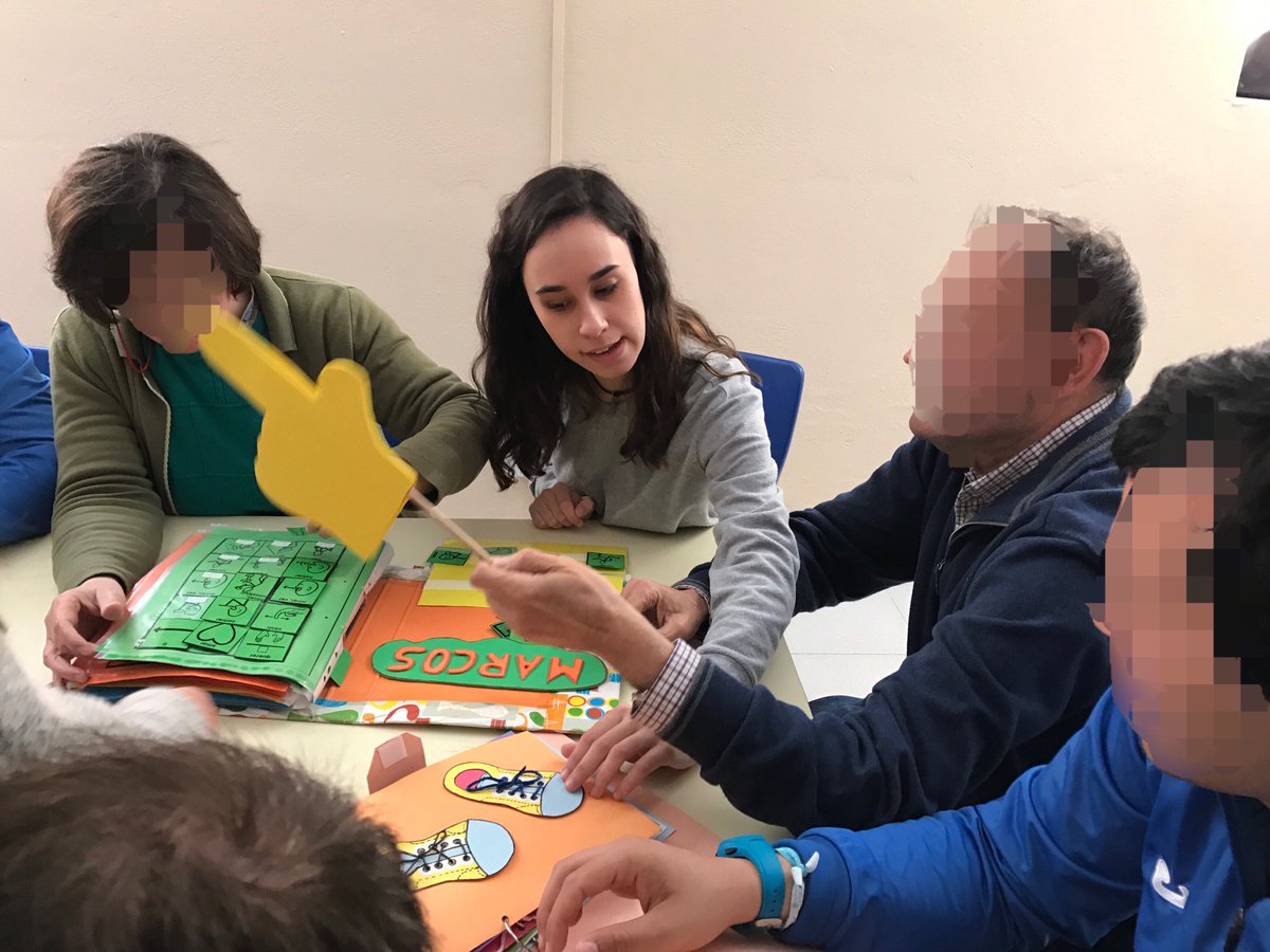 CentroZalima's tweet photo. Alumnas de #IntegracionSocial de @centroZalima visitan la residencia de la #CruzBlanca en #CordobaESP https://t.co/B11M3blTta