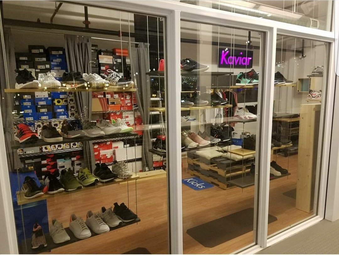 KaviarChicks's tweet photo. @KaviarKicks 
Congratulation Babe 🛍🍀👟

#LasVegas #sneakerstore #KicksOnFire #SneakerLover #kaviarkicks #kicks #hypebeast #sneakerhead https://t.co/FixncA9Lr2