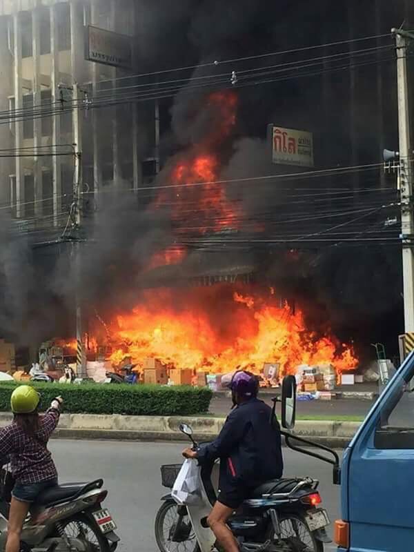 14.48น. ด่วน! เหตุเพลิงไหม้ 
ตลาดศรีเมือง อ.เมืองราชบุรี 
มีผู้ติดภายในอาคาร  รายละเอียดรอสักครู่  #FM91