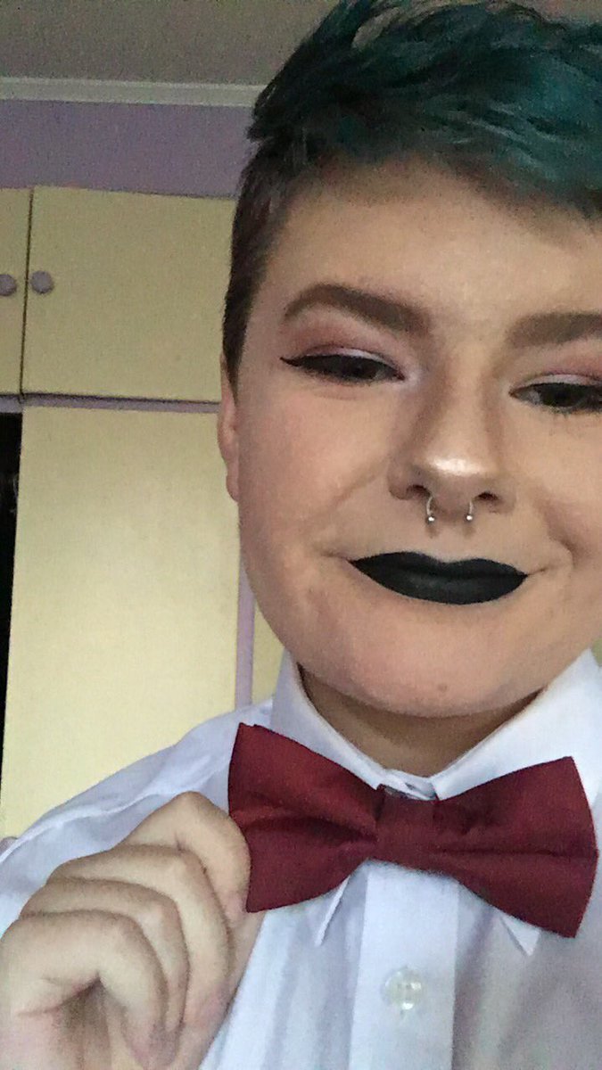 nonbinarydykee tweet picture