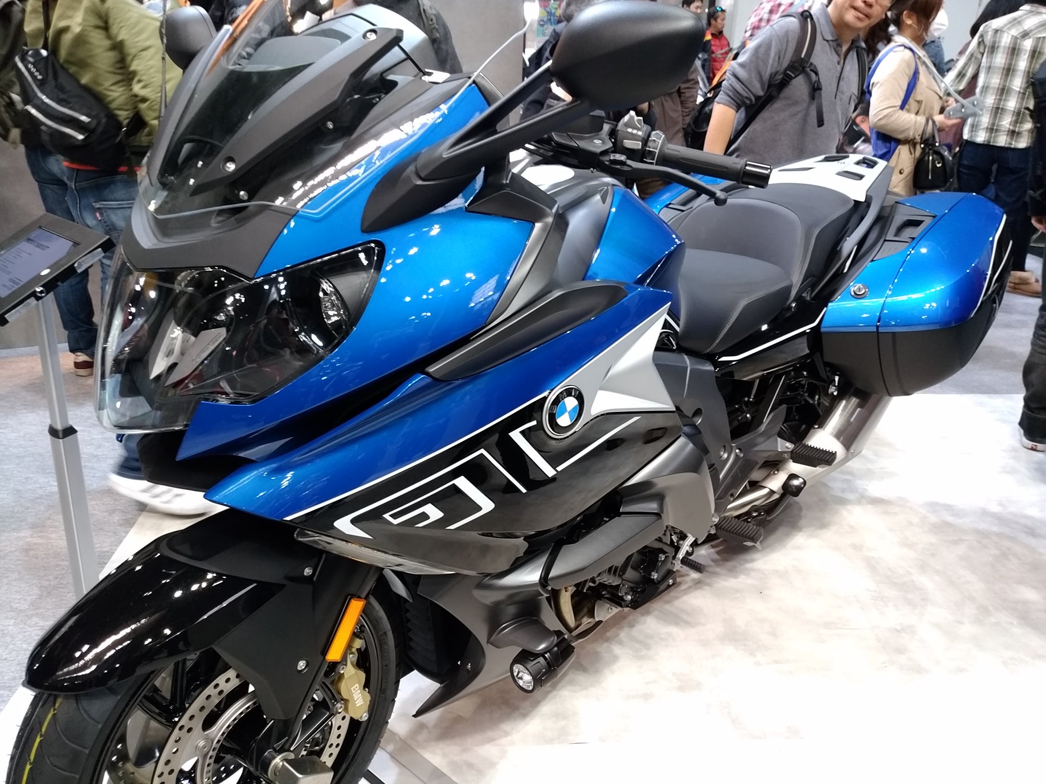 ｔｏｍ ｈ インテックス大阪で開催された 大阪モーターサイクルショーを観に行き Bmwのブースでは 高級なバイク がずらりと展示されていて 中には300万円以上もするバイクや 痛バイクなどもあって 車だけで無く バイクも凄いんだなあと感じました