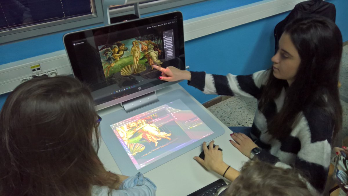 transmediarte1's tweet photo. Mis alumnas de #ticlasalle utilizando el HP SProut de @Grupo_AEd par aumentar y modificar El nacimiento de Venus de Boticelli https://t.co/3FXyoaY1GN