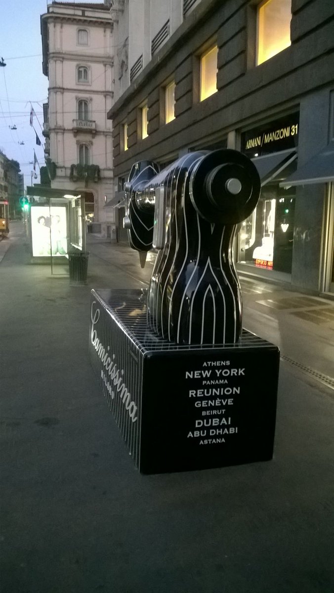 Milan Design Week is on, on this occasion seek for Camicissima's giant sewing-machines in the streets of the city.