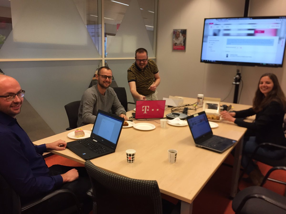 Stijn_87's tweet photo. T-mobile is live op DigitalCX vandaag!Taart! https://t.co/xAkDtXDvIw