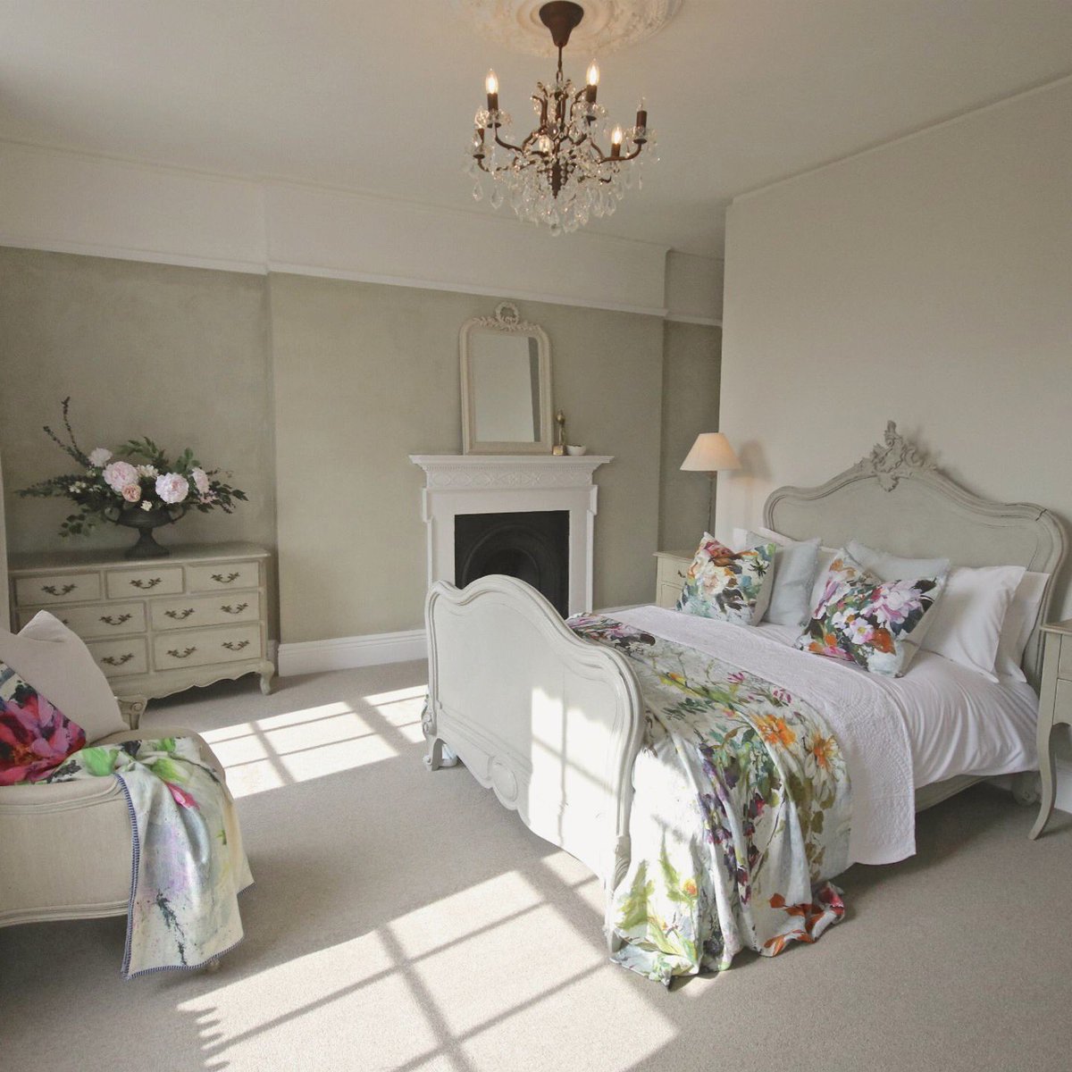 home_stagers's tweet photo. One of our latest show homes a stunning Georgian House in Woodbridge! @DesignersGuild throw Aubriet-fushia linen https://t.co/UgLfFReLpu