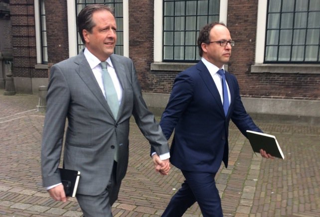 parool's tweet photo. D66'ers Pechtold en Koolmees #handinhand naar formatie: https://t.co/LBAjMB90Lo #allemannenhandinhand https://t.co/SBI5JUaE2o