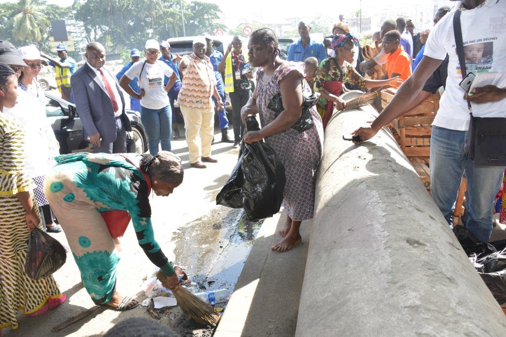 AnneOuloto's tweet image. Anne  Ouloto après les 2 premières éditions: ‘’Abidjan bat désormais au rythme du #GrandMénage’’ salubrite.gouv.ci/actualite.php?… #CIV #MINSEDD