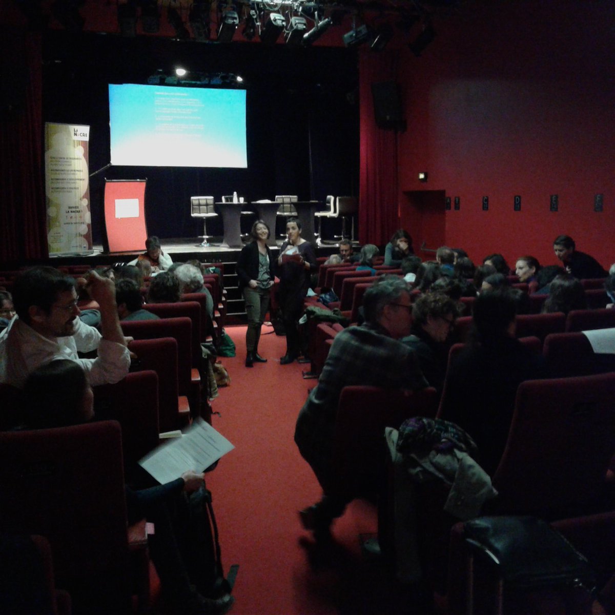 AuraSpectacle's tweet photo. La salle réfléchit aux enjeux des #droitsculturels en petits groupes. Objectif : sortir une carte mentale des principaux enjeux. https://t.co/PYs3p16e1l