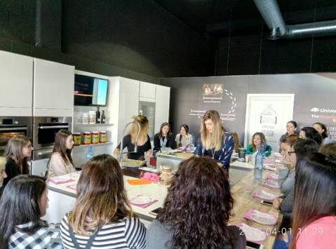 singularkitchen's tweet photo. Así de bien estábamos este sábado en nuestra tienda de #SSdelosReyes en uno de nuestros eventos saludables!🌮🍴Mas info aquí 🔜📣#EventosTSK https://t.co/r4yHt71iae