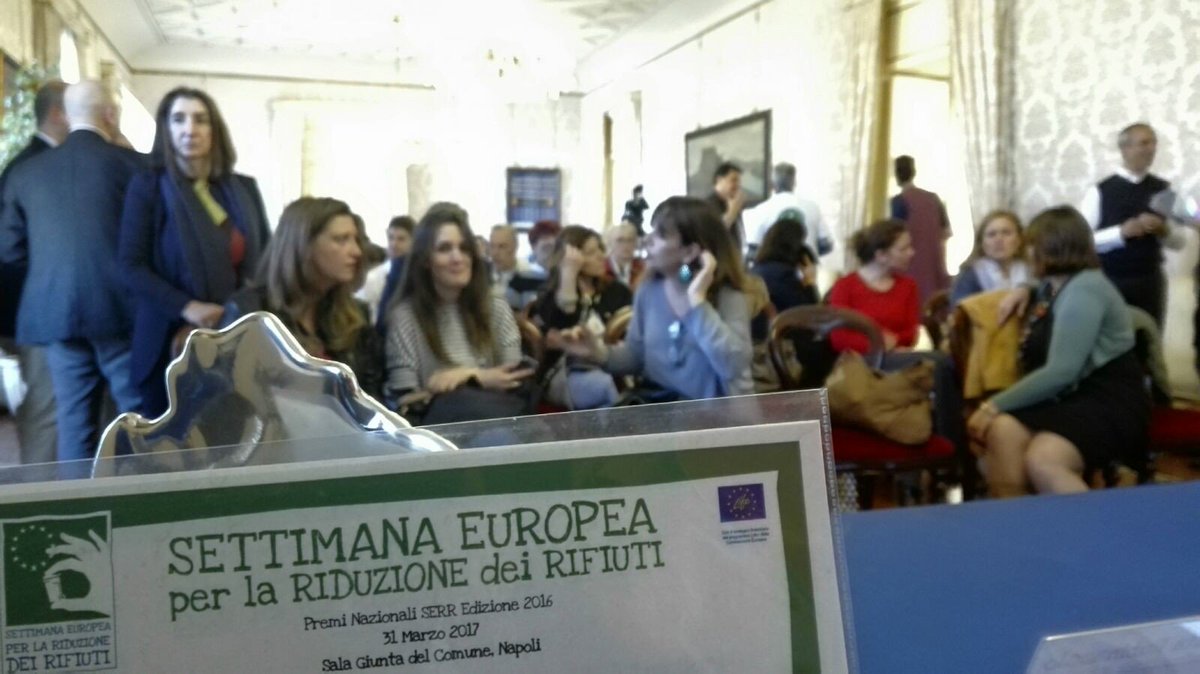 EnviInfo's tweet photo. A #Napoli la cerimonia di premiazione #SERR2016: i vincitori della Settimana Europea per la Riduzione dei Rifiuti!
https://t.co/Nzzjr771P8 https://t.co/vdDGaurpCo