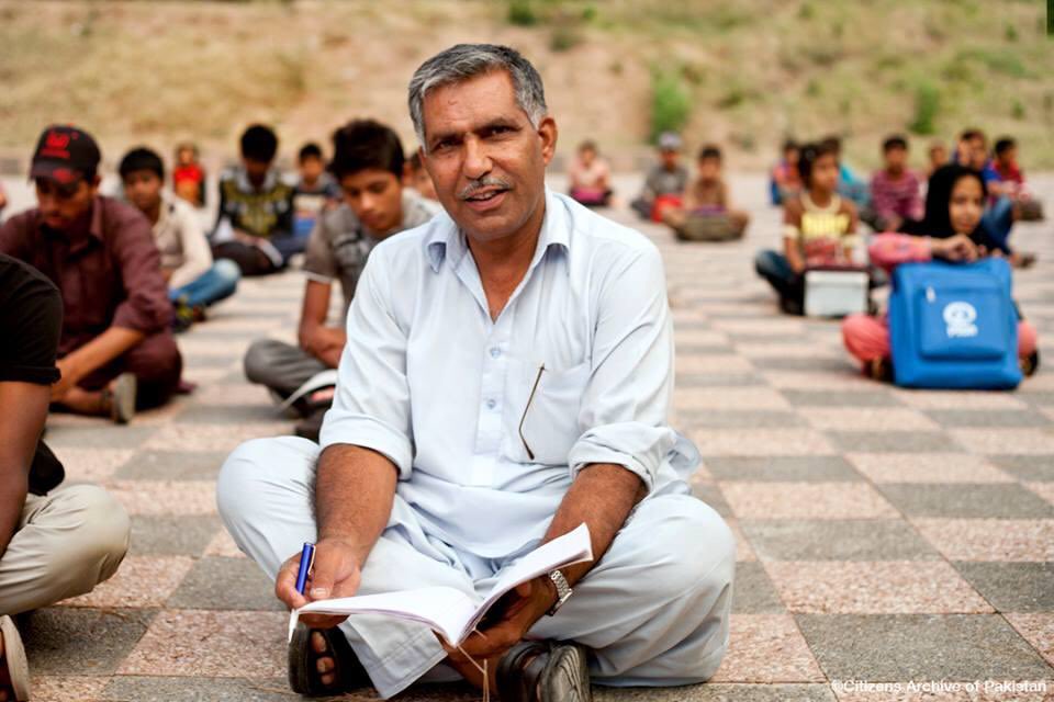 KhatriHina's tweet photo. He gets nothing out of it apart from, maybe, the peace of mind, but he perseveres.
#MasterAyub
#Sparkistan https://t.co/Pbf4mcGN5O