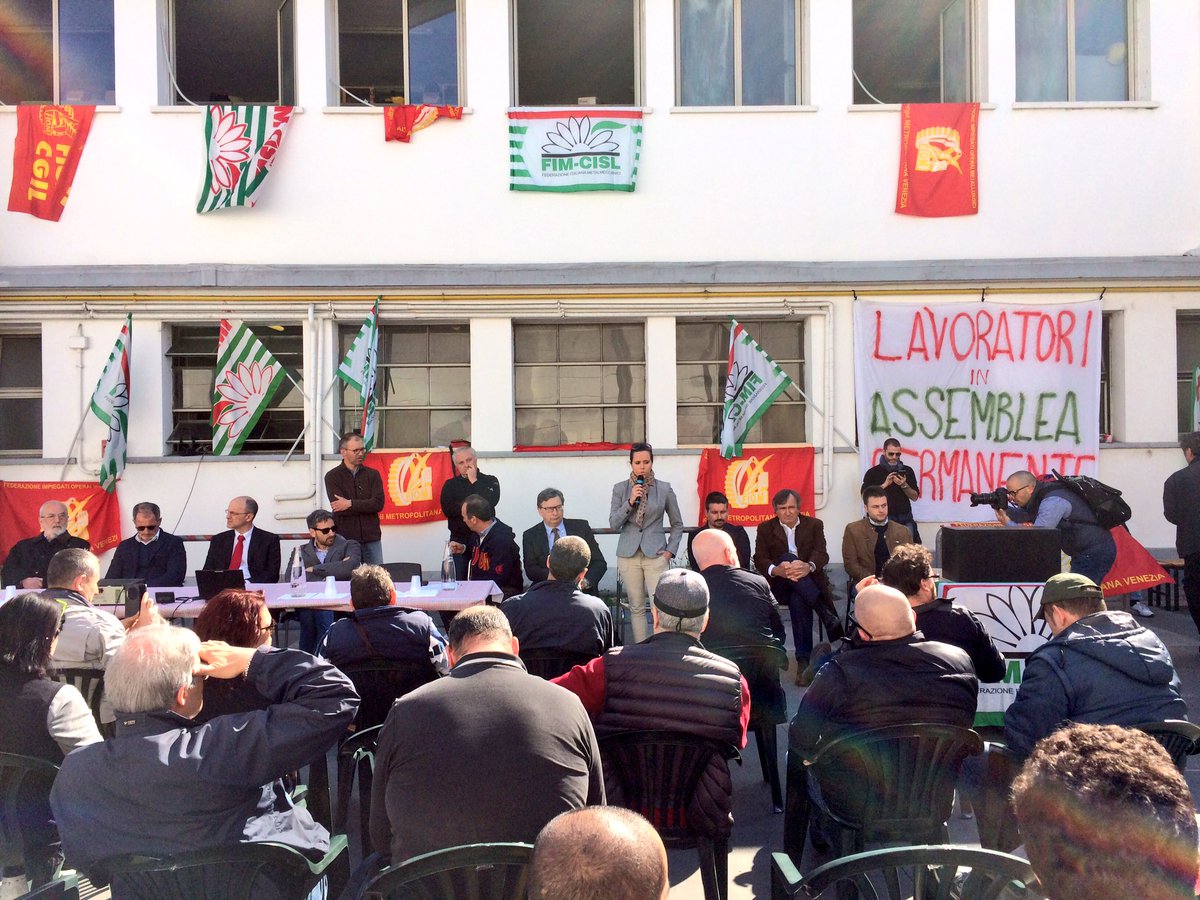 LuigiBrugnaro's tweet photo. Il sindaco Brugnaro con @SimonVenturini, una delegazione del @comunevenezia e della @CMVenezia all'assemblea pubblica alll'#ILNOR [staff] https://t.co/RmqZnev5yZ
