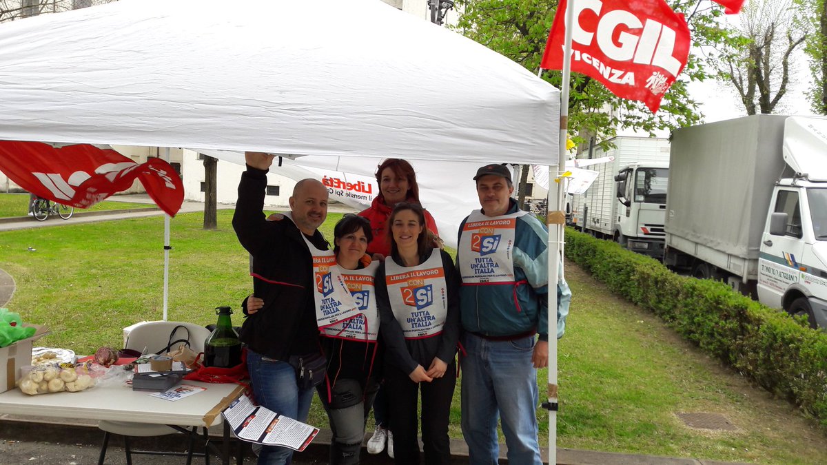 giankisky's tweet photo. Prosegue la mobilitazione per la #cartadeidiritti, #Con2Si in piazza a Noventa Vicentina https://t.co/YTtH0YDMKt