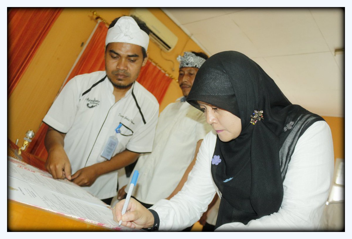 pojokaparatur's tweet photo. Pelantikan dan pengambilan sumpah jabatan untuk pejabat eselon III dan IV di lingkungan Kab. #Purwakarta [03/04/2017] cc.@DediMulyadi71 https://t.co/8I6XwO3Qls
