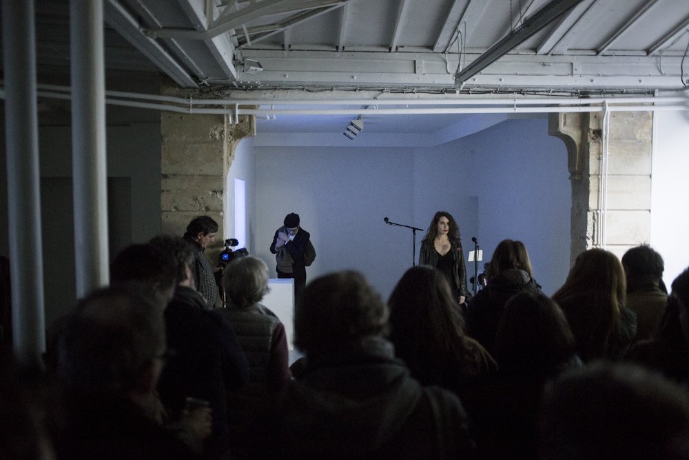 Soirée de lancement d'Amorces#2, la performance de #CamilleMoravia nous prenait à bras-le-corps. Captation ici : facebook.com/flsdnbmv/