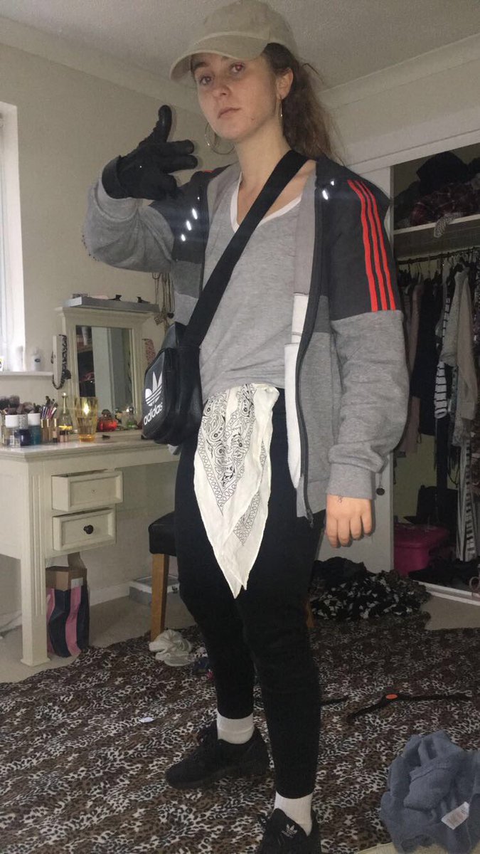 BeckyWormald's tweet photo. Happy bday twinny !!!! Cant wait for all our MAD NIGHTS OUT 🤔🍷🍺🍻🍾🍸🍸🍸 https://t.co/FBZgTrkwjq