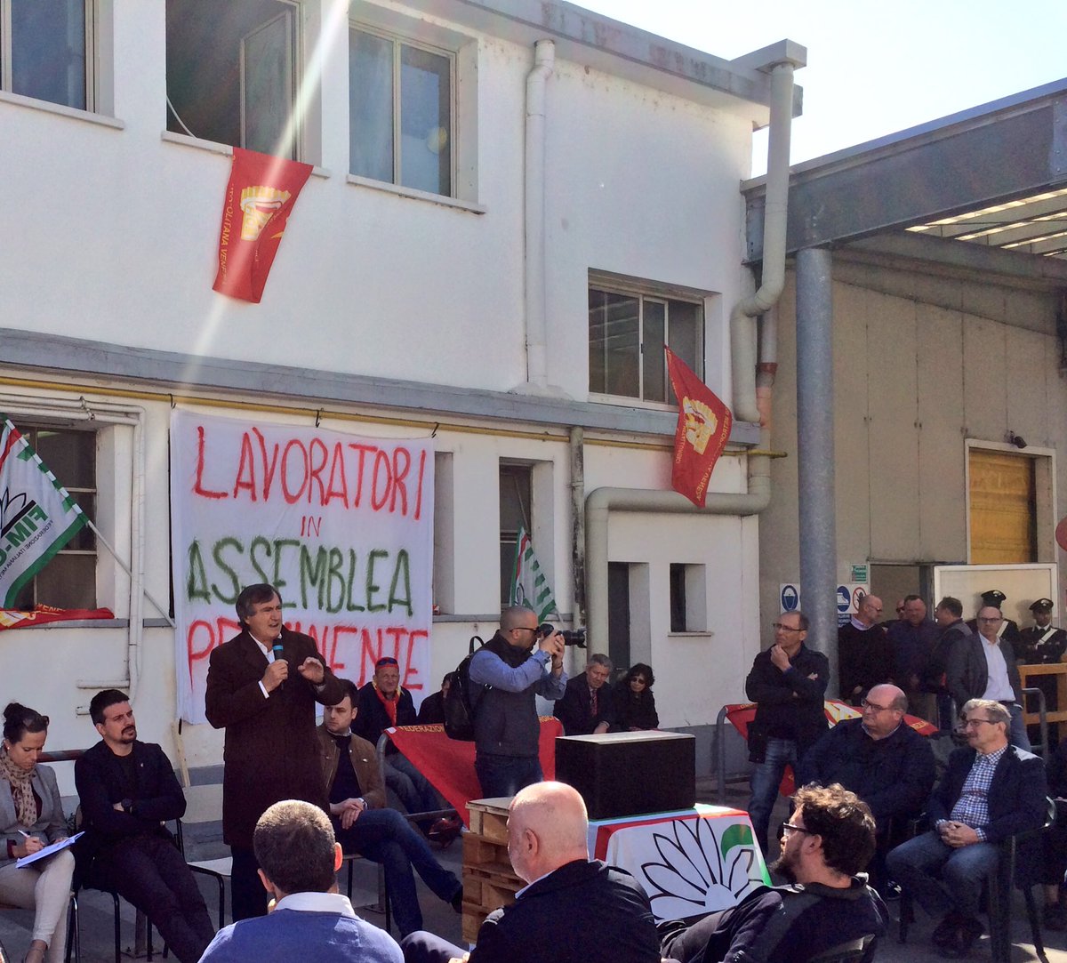LuigiBrugnaro's tweet photo. #ILNOR | Dalla vostra parte. Siamo qui a dirvi che ci proveremo in tutti i modi. Massima solidarietà a voi e alle vostre famiglie[staff] https://t.co/WjzpBXHdJH
