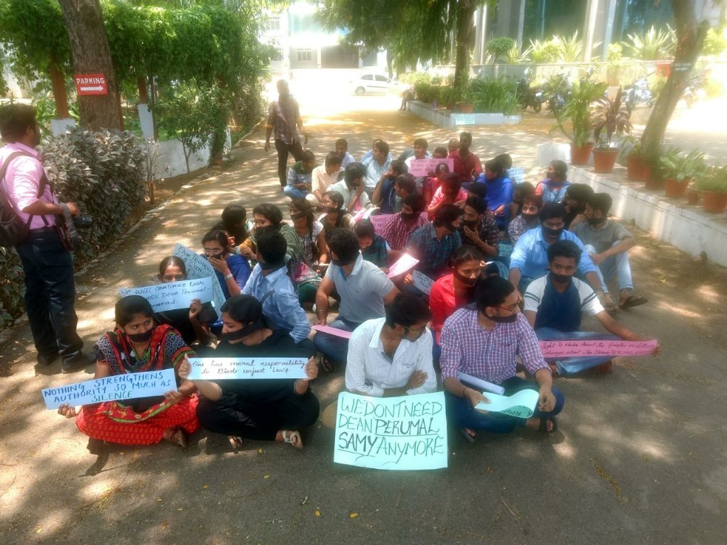 SvpistmStudents's tweet photo. Managment are not listeing our demands so we are tieing black ribbon to our mouth#Day_8 #Justice_to_the_students https://t.co/7qwZM7JWqC