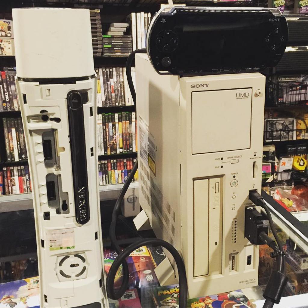 retrotechinfo's tweet photo. Good day for find Dev kite Xbox 360 and a Sony psp Dev kit #xboxdevkit #xbox360d… https://t.co/wQ10ks4lhA https://t.co/jDKZAeozTR