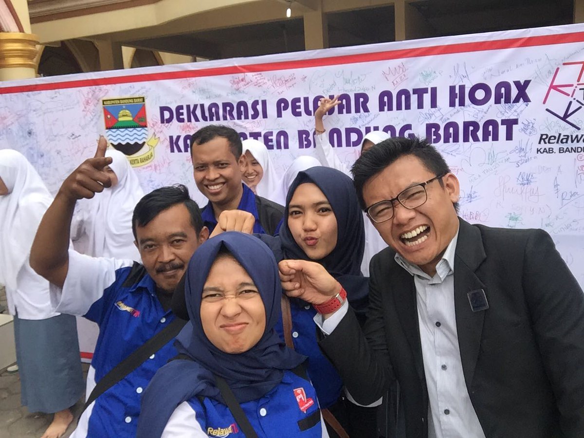 rtik_kbb's tweet photo. Acara hari ini digital festival yg di selenggarakan di pondok pesantren darul falah cihampelas. Hatur nuhun sadayana.. Cc @fajareridianto https://t.co/jassW0TGOL