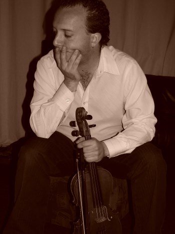 JazzAustralia's tweet photo. Daniel Weltlinger plays Django inspired gypsy swing in his trilogy album
https://t.co/nqw6AmzyOc @CamelotLounge @thepariscat #gypsyjazz https://t.co/7qBdlo4rKN