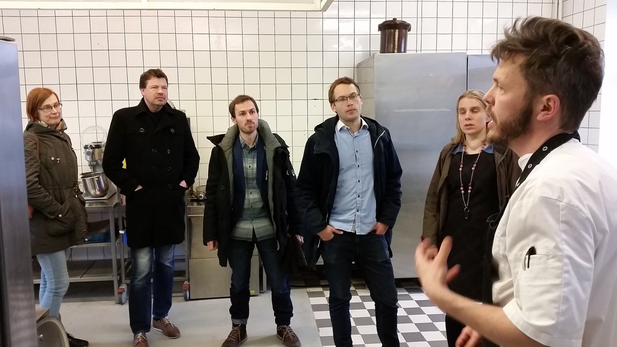 <a href="/SitraFund/">Sitra</a>'in #kiertotalous'tiimi kiitti #hävikkiruoka #ravintola #Loop'in huikeaa nykytasoa keittiökierroksella.
<a href="/waste2taste/">From Waste to Taste</a>