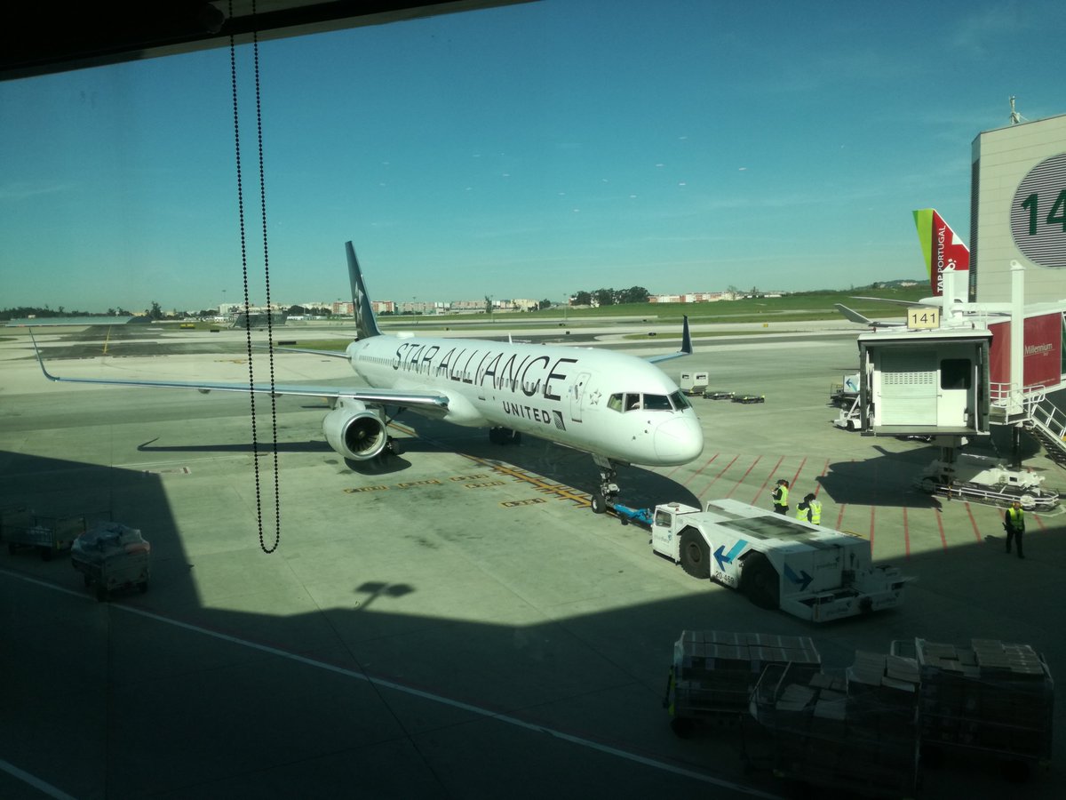 Freitas5Neto's tweet photo. A Star 757 pushes out in LIS https://t.co/X5Tj7eEJr8