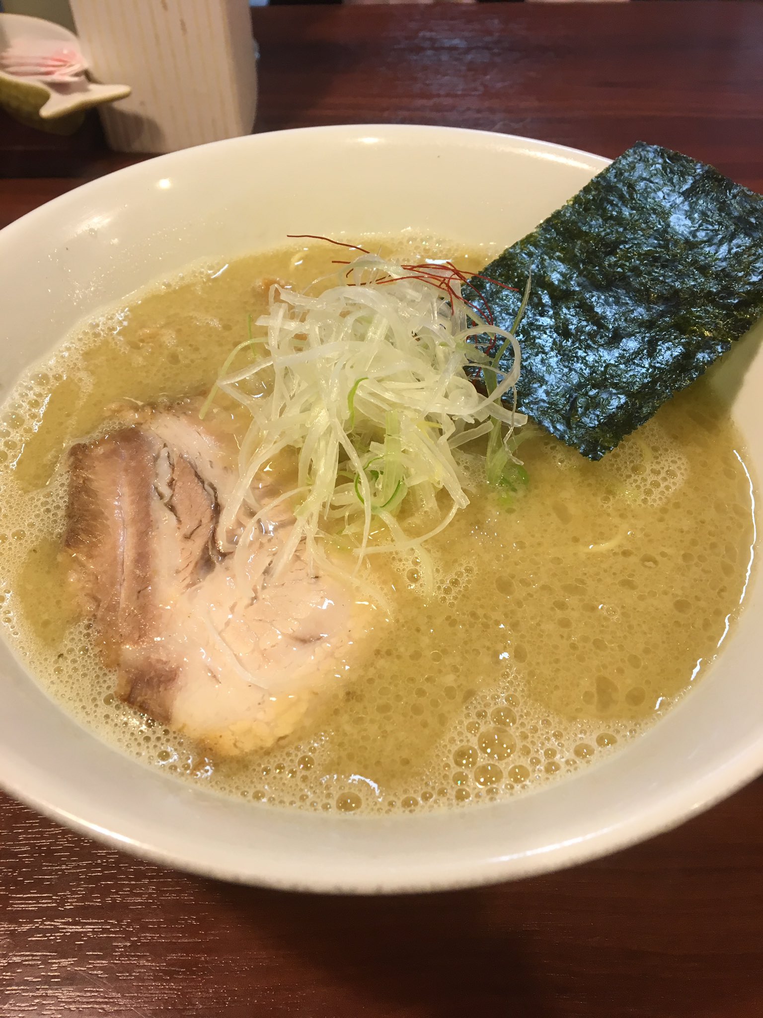 ラーメンは世界を救う Jr古淵駅から徒歩15分の麺屋 蓮花の塩とんこつラーメン 開店3分で満席になる人気店 塩と豚骨がこんなにも上手く融合したスープには初めて出会った はじめにガツンと豚骨を感じ 後味はあっさりと塩 細麺がよく合う チャーシュー