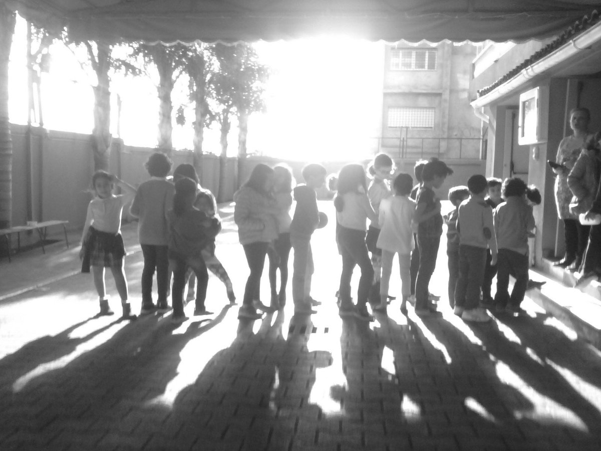 classece2peh's tweet photo. Notre école  par les CE2 "photographes" avec la "légèreté" de Robert Doisneau. #PHOTONUMERIQUE #ROBERTDOISNEAU
https://t.co/kxwOBRhdwh https://t.co/duPM9SRvFP