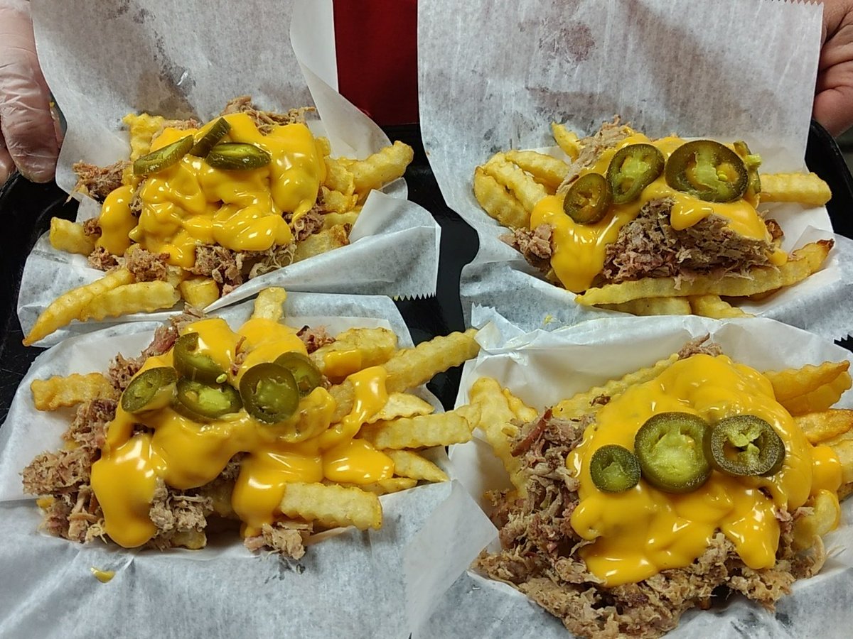 janice1559's tweet photo. BBQ Side Winder's that's what's new in Red Hawk Café today Come and get'em @creekwoodhs @jlcvol @lmac1961 #Lunchtimerocks https://t.co/h2awY2thLR