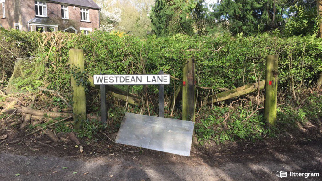 OneCrazyDane's tweet image. - more of the same 'dump' #FlyTipping @ChilternCouncil @littergram