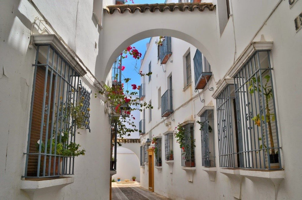 fescallejas's tweet photo. ¡Feliz lunes a todos! A disfrutar de esta espléndida tarde perdiéndonos entre callejas... #CórdobaESP #feliztarde #callejas https://t.co/BwOqciusrr
