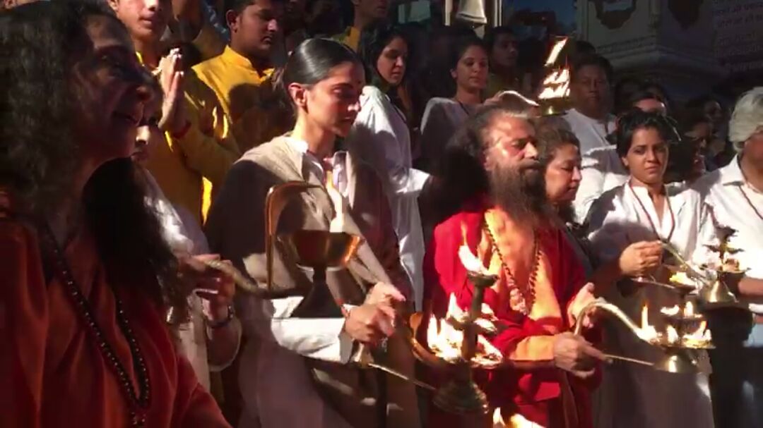 onlysatisch's tweet photo. @deepikapadukone Aarti at Ganga, Rishikesh https://t.co/O9Qld6Pmq2