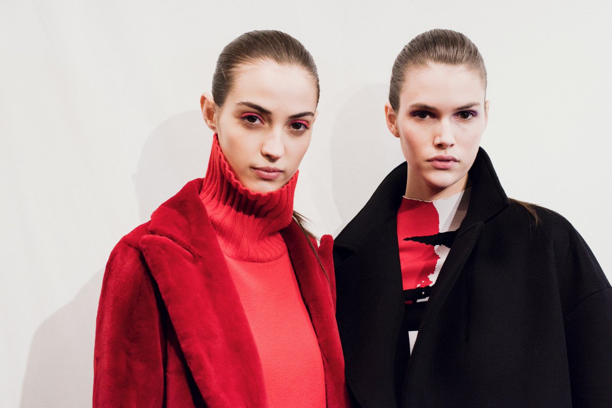 OscardelaRenta's tweet photo. Brunette beauties Camille Hurel + Vanessa Moody at the #ODLRFall17 show. https://t.co/ytlCyqKcnO