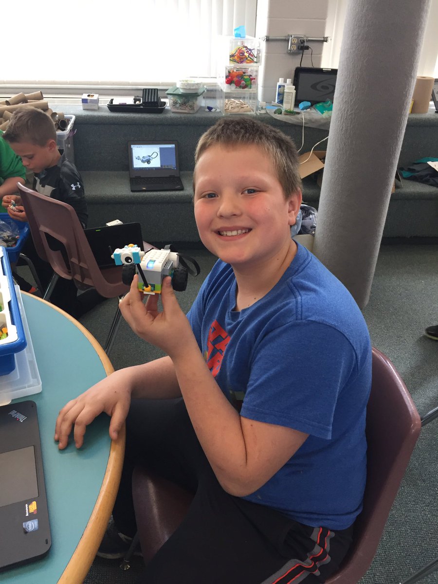 SlateHillStars's tweet photo. Lego WeDo 2.0 @HillcrestK3 in makerspace #3rdgradeengineers @JoyceLPushpak https://t.co/SAKWS1MvYS