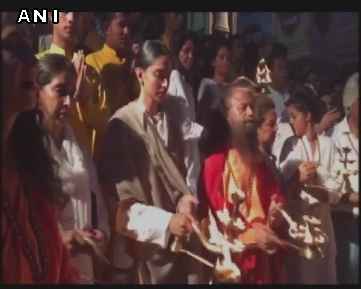ANI's tweet photo. Deepika Padukone attends Ganga aarti in Rishikesh, Uttarakhand https://t.co/7r7U7LmECs