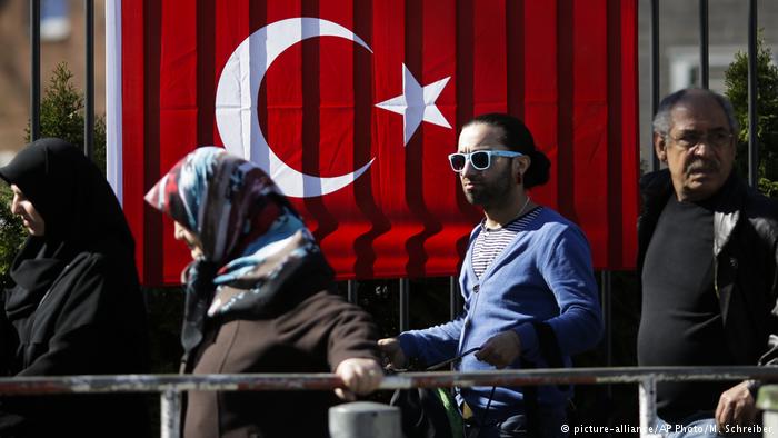 Anayasa değişikliği referandumu için Almanya'da ilk hafta yaklaşık 325 bin Türk vatandaşı seçmen oy kullandı dw.com/p/2aabJ