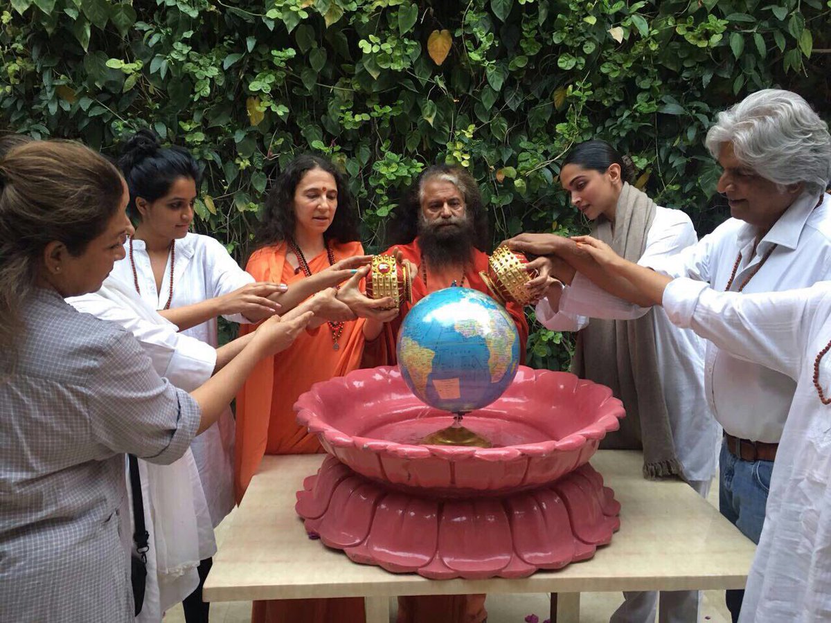.<a href="/deepikapadukone/">Deepika Padukone</a> joins in the Ganga Aarti ceremony in Rishikesh with Swami Chidanand Saraswatiji 😇