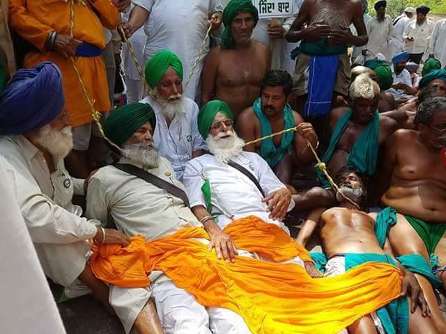 வடமாநில விவசாயிகளும் கலந்து கொண்டு அவர்களும் தூக்குகயிரை கழுதில் கட்டி போராடி வருகிறார்கள்.

#SaveFarmers
#StandwithFarmers 
#SaveNeduvaasal