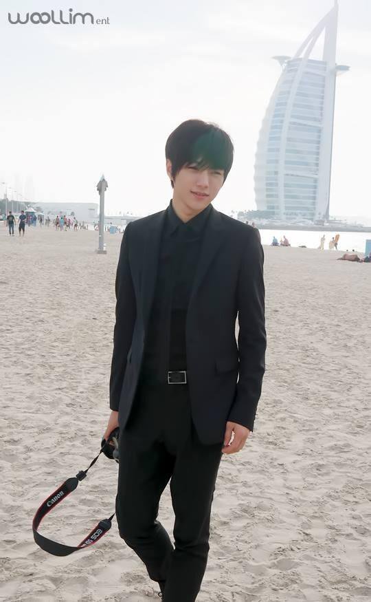 gyujjangnim's tweet photo. Who goes to the beach in a full suit looking so slick and like a doll https://t.co/JOVHytcBUT
