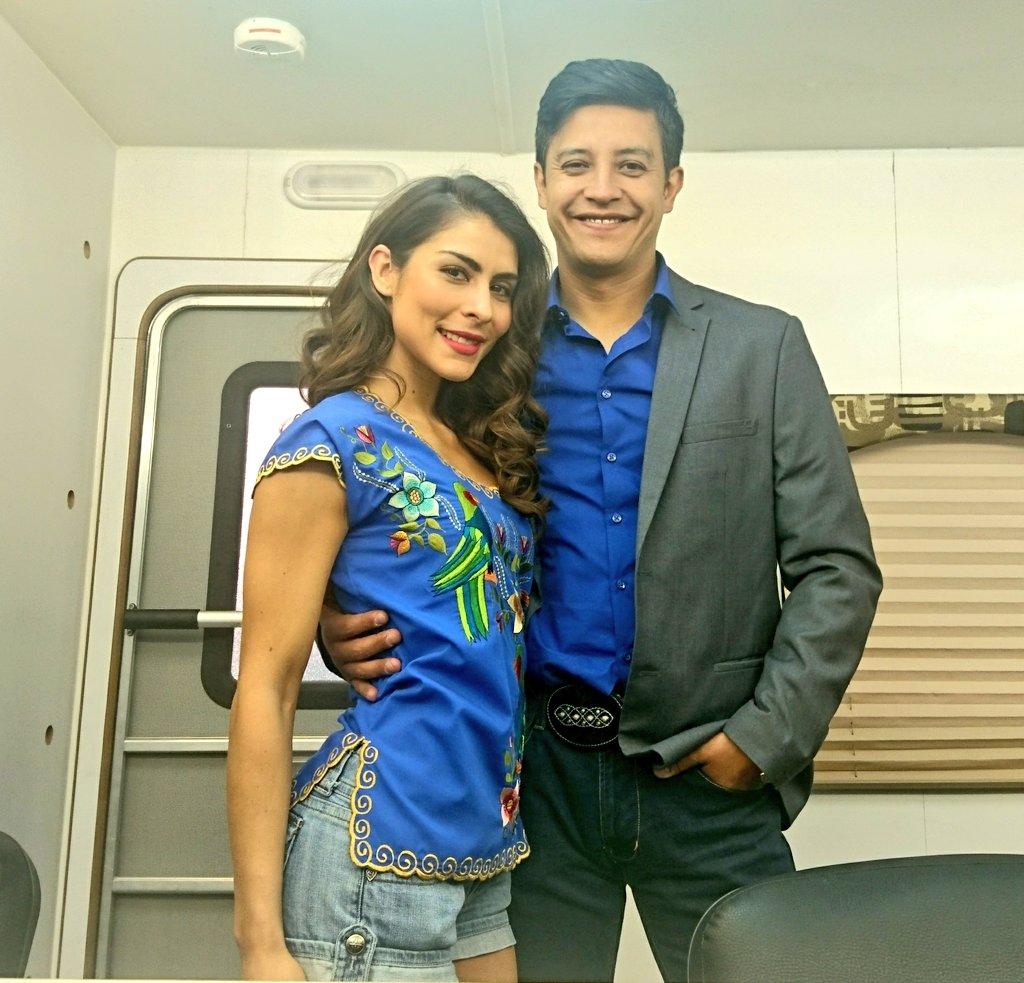 Sargentoleon's tweet photo. Risas a punto de la incontinencia con este guapo @edisonruizh en maquillaje... 😂😂😂
#GuerraDeIdolos https://t.co/qpTVrPYffU
