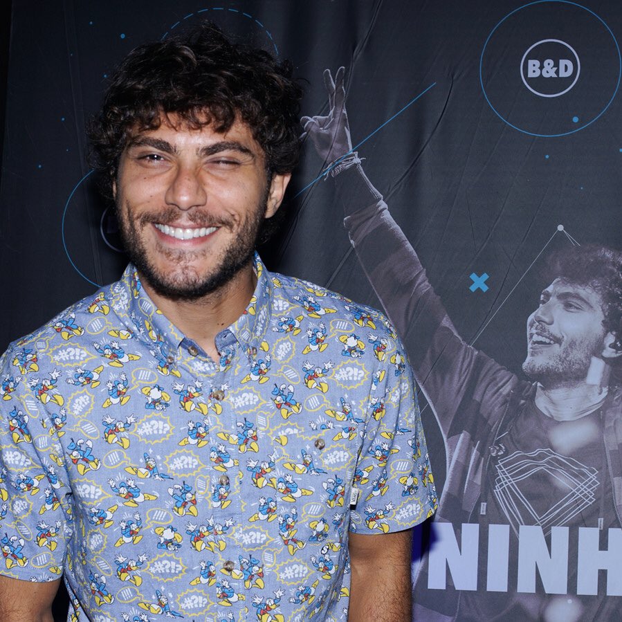 elitebed's tweet photo. Hoje é o aniversário do cantor mais surfista que você respeita ! #BDayBruninho #28doBruninho @Bruninho @BruninhoeDavi https://t.co/yguXNmxsQA