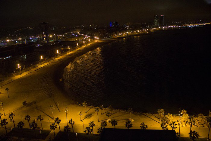 aparbebarcelona's tweet photo. Barcelona by night! https://t.co/UvEB1ovesW #lovely #barcelona https://t.co/tKYomr7ODc