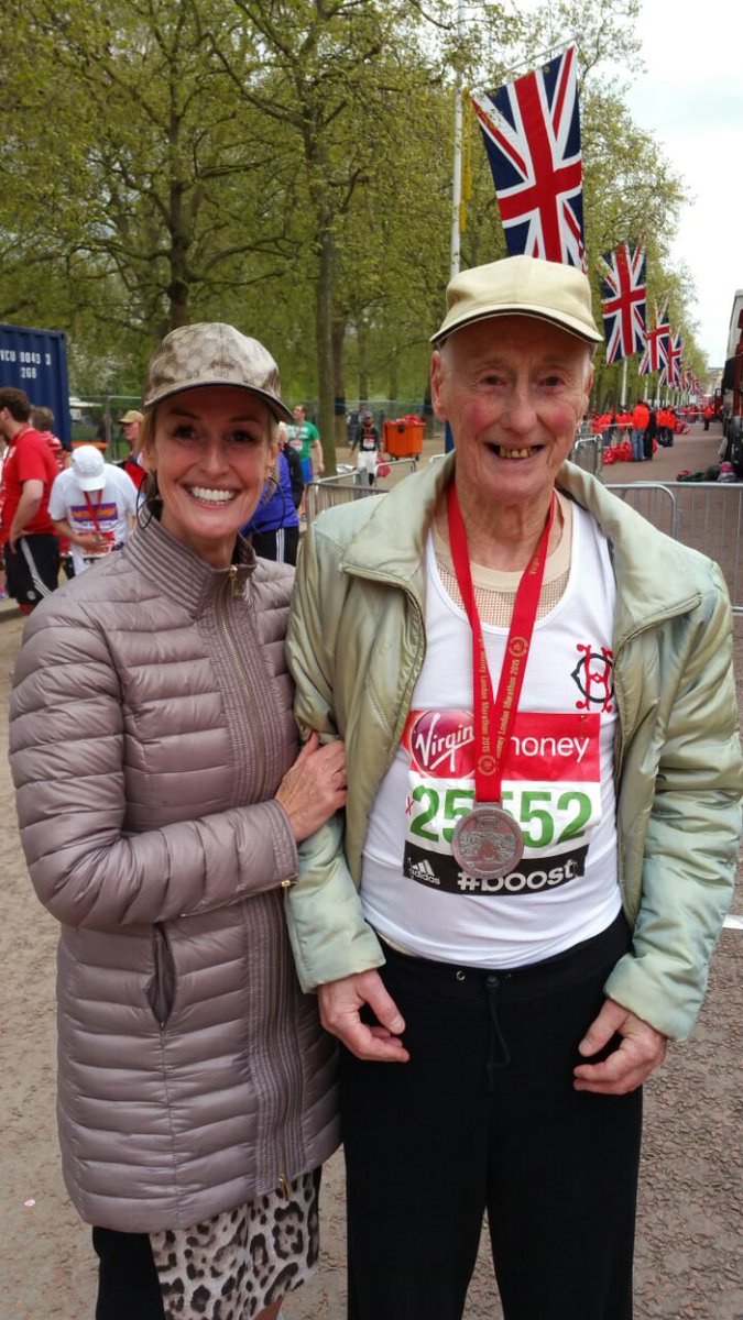 Running365in's tweet photo. #LondonMarathon Meet Ken Jones. #EverPresent #Olympictorchbearer #Oldestrunner in 2017#hero #RunningHub
 https://t.co/9grbWMRx9H https://t.co/wI1uu2wuYE