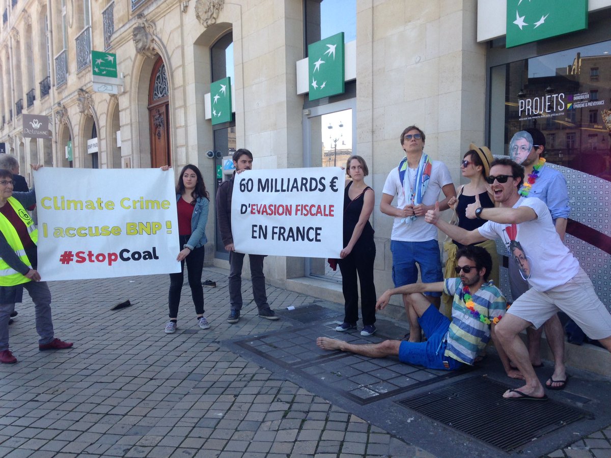 FaucheursBx's tweet photo. Les citoyen-ne-s sont #DeboutCommeJamais pour dire #StopParadisFiscaux et mettre la @BNPParibas #SurLeBancDesAccusés https://t.co/LHAyfq6bxd