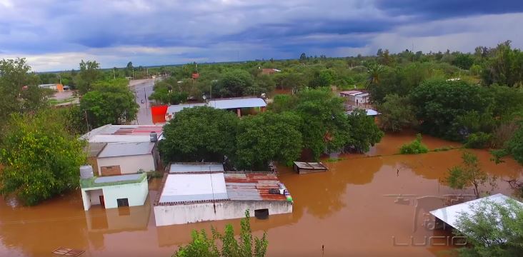 JoseInesta's tweet photo. El agua llegó hasta los techos en Lamadrid, al sur de Tucumán. Hay por lo menos 1500 evacuados en refugios y rutas. Foto Lucio Villafañe https://t.co/LzCVh4oVX5
