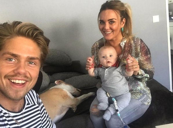 weekbladweekend's tweet photo. Baby André Hazes krijgt smurfensnot te eten https://t.co/3pAvL93Iis #weekbladweekend #andrehazesIII @AndreH6Jr https://t.co/wl38PzMcCI